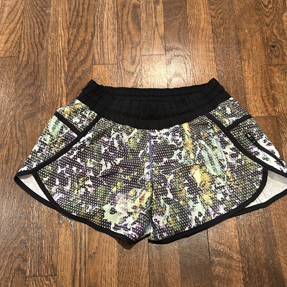 Lululemon Woman’s Short with Built in Liner - Picture 1 of 5